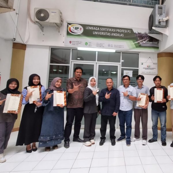 Ketua LSP Serahkan Sertifikat Kompetensi ICT Project Manager kepada 15 Lulusan FTI UNAND