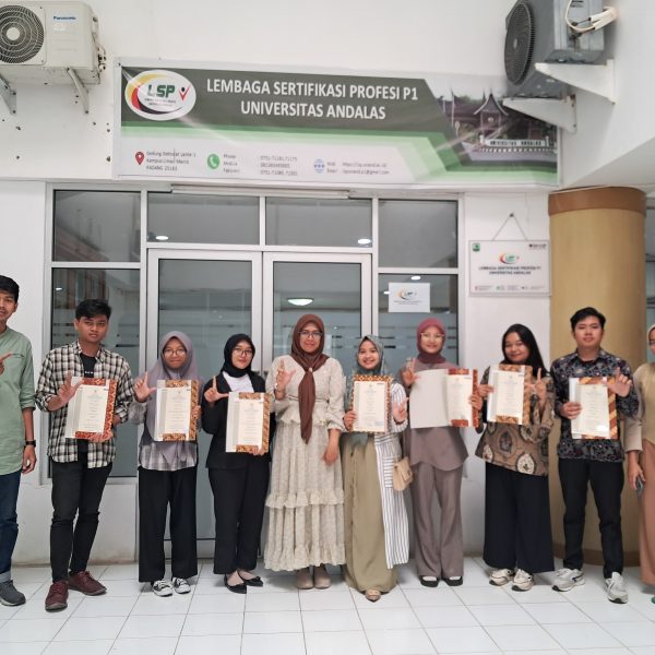 LSP P1 Universitas Andalas Serahkan Sertifikat Kompetensi Pemandu Wisata dan Pimpinan Perjalanan Wisata Kepada 15 Lulusan FIB UNAND