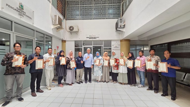 LSP P1 UNAND Serahkan 24 Sertifikat Asesor Kompetensi Angkatan 3 Tahun 2025